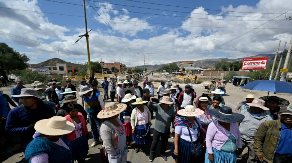 Partidarios de Morales arrecian bloqueos en Bolivia para pedir renuncia de Arce