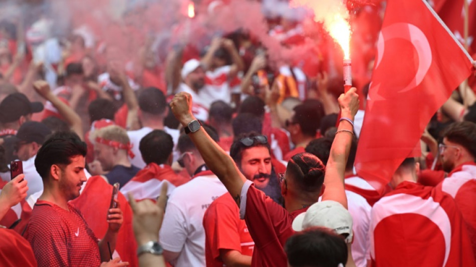 "Massiv" den Wolfsgruß gezeigt: Polizei beendet türkischen Fanmarsch in Berlin