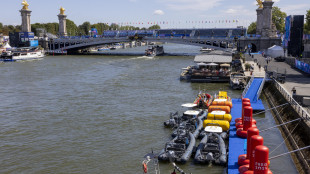 Parigi: triathlon si tuffa nella Senna, applausi tra il pubblico