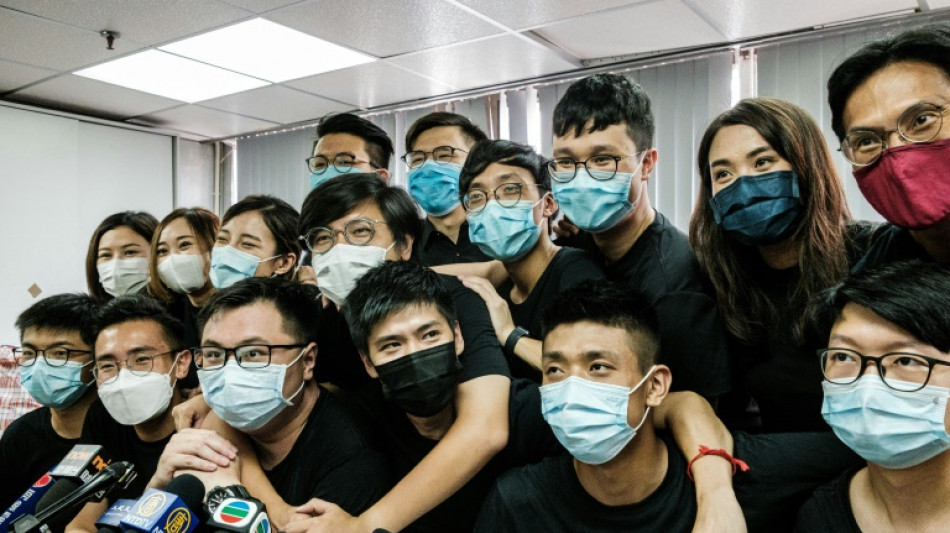 Un universitaire, des juristes et une journaliste parmi les condamnés à Hong Kong
