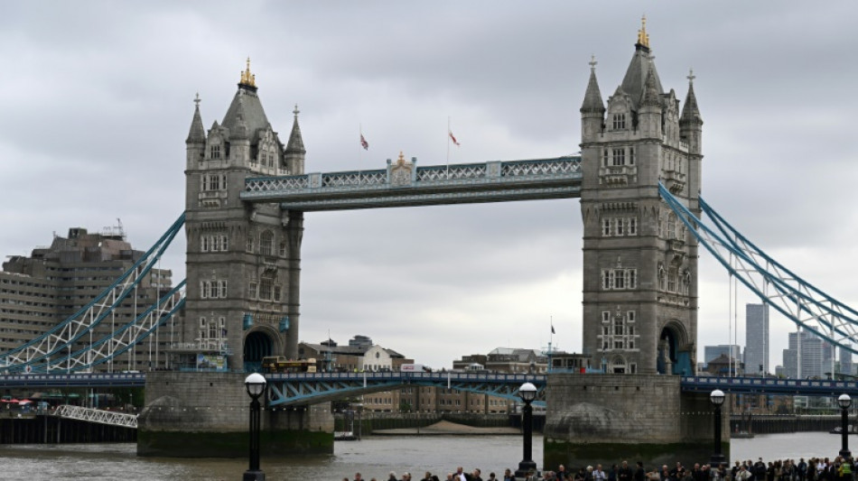 Britain draws pride from 'The Queue' for their queen