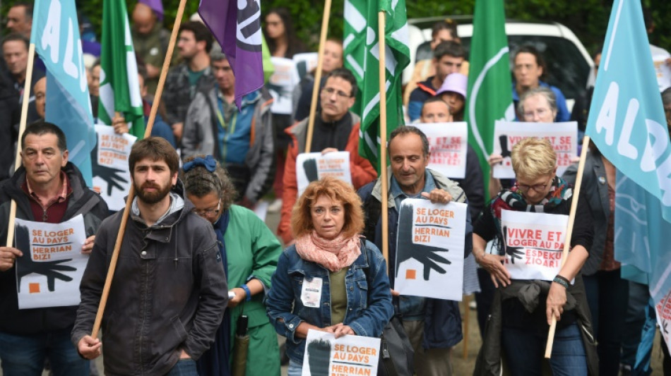 A Bayonne, des centaines de manifestants dénoncent la suspension d'une réglementation "anti-Airbnb"