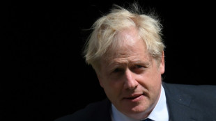 Crecientemente presionado, Boris Johnson despide a aliado y se niega a dimitir