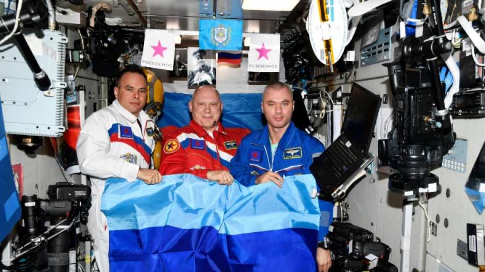 Rusia despliega en el espacio banderas de regiones separatistas de Ucrania