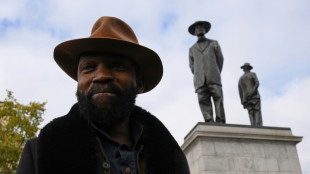 Exponen una escultura anticolonialista en la céntrica Trafalgar Square de Londres