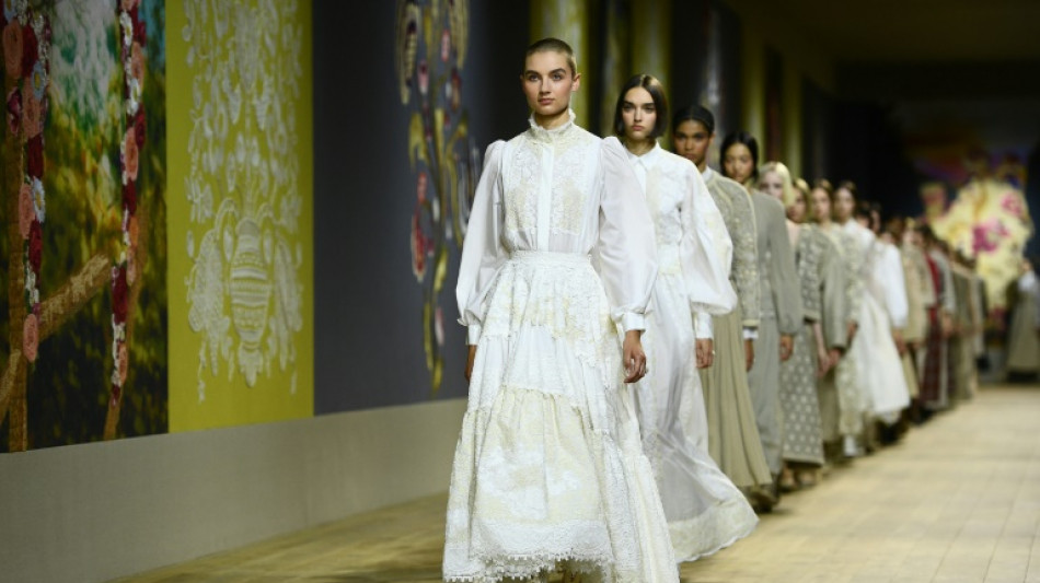 Dior presenta nuevos vestidos de alta costura en un desfile con guiño a Ucrania