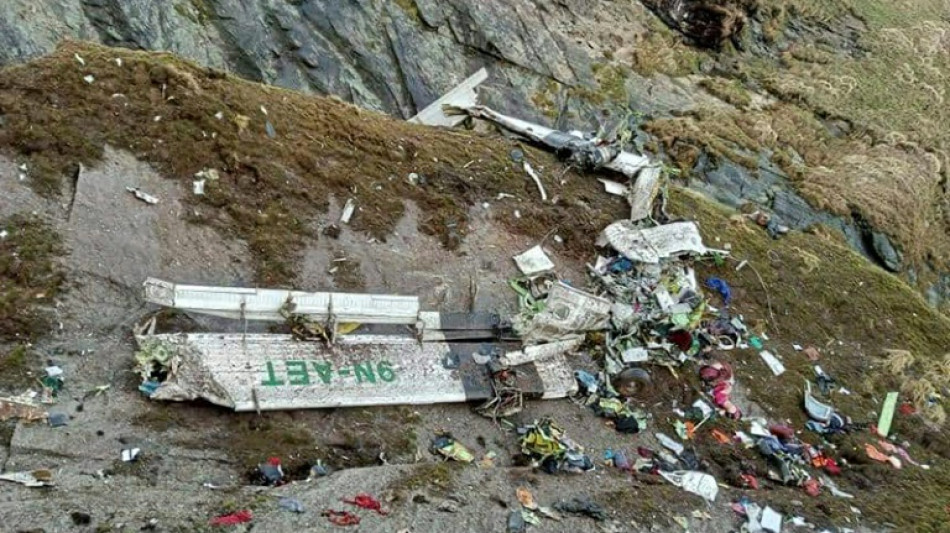 Bodies pulled from wreckage of Nepal plane 