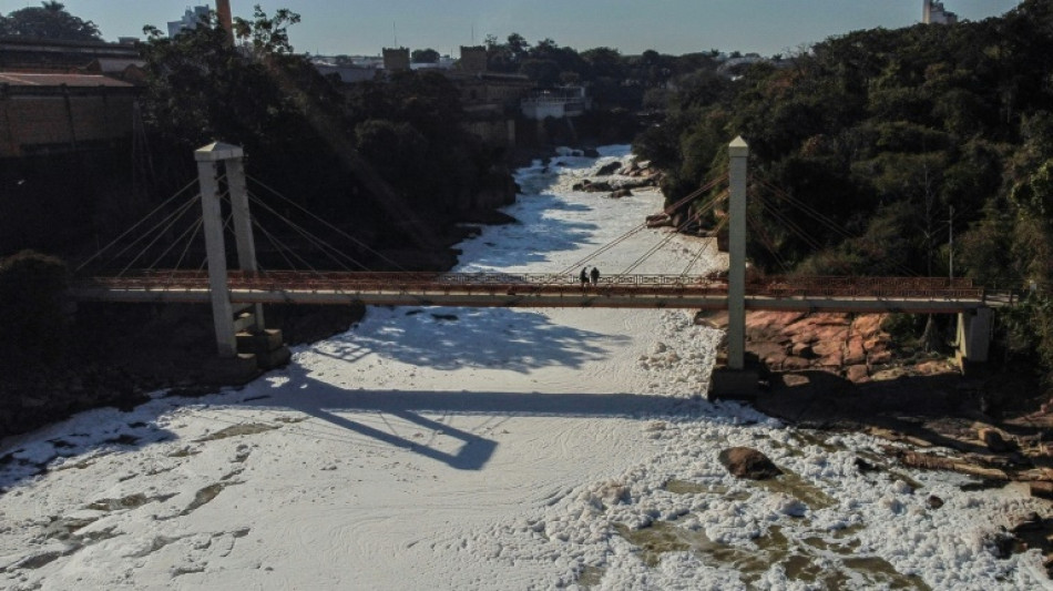 Como "lavarropas", espuma tóxica cubre río en sureste de Brasil