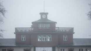 Angústia no memorial do campo de concentração de Buchenwald com vitória da extrema direita