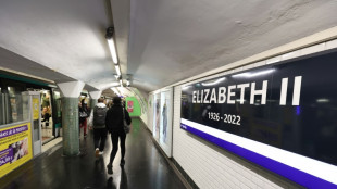 El metro de París rinde homenaje a Isabel II durante su funeral