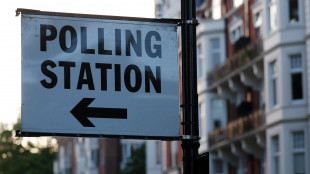 Il Regno Unito al voto, seggi aperti in attesa della svolta
