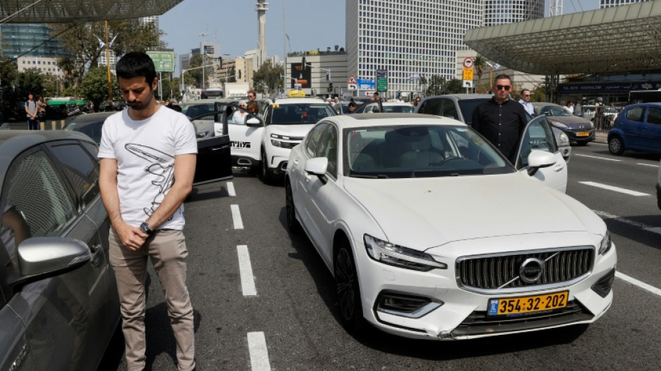 Israelis stand silently to remember the Holocaust