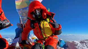 Ukrainerin erklimmt mit blau-gelber Flagge den Mount Everest