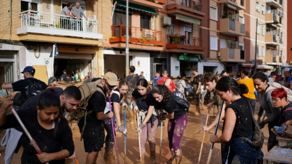 Un ejército de voluntarios se lanza a ayudar a los damnificados por el desastre en Valencia
