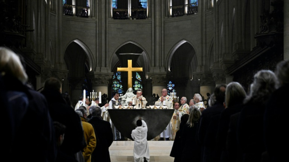 À Notre-Dame, la "joie" des premiers fidèles lors de la messe de réouverture