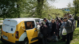 En Ukraine, des pensions distribuées sur la ligne de front en mains propres aux retraités