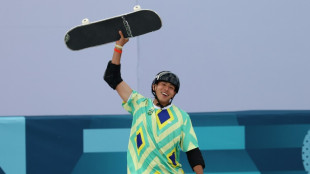 Augusto Akio ganha medalha de bronze no skate park masculino em Paris