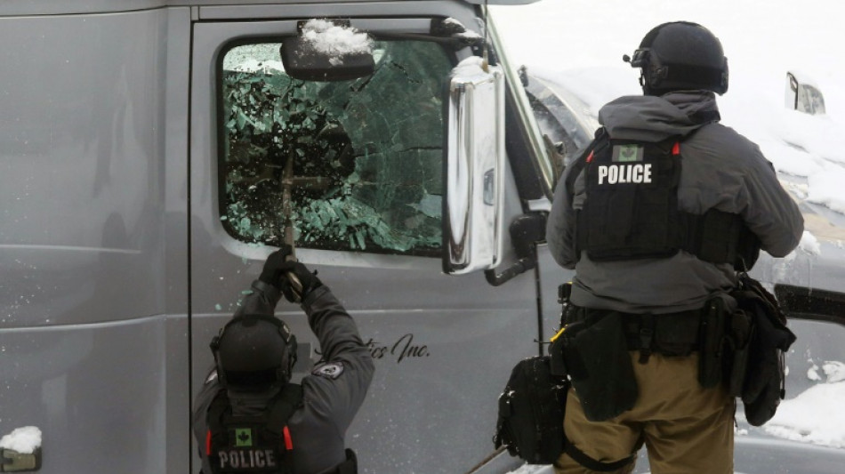 Policía canadiense usa la fuerza para  desalojar a manifestantes en Ottawa