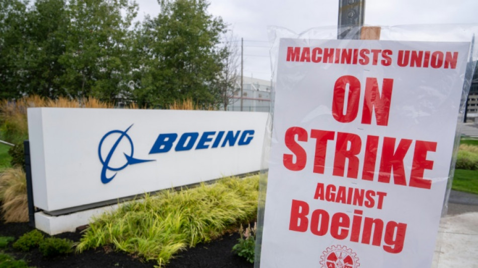 Strike-hit Boeing leaves experts puzzled by strategy