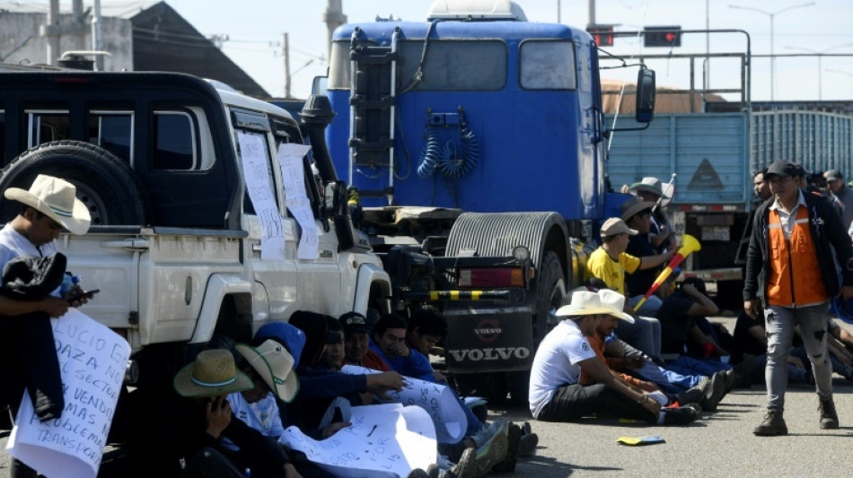 Bolívia enfrenta bloqueios por escassez de dólares, mas governo nega