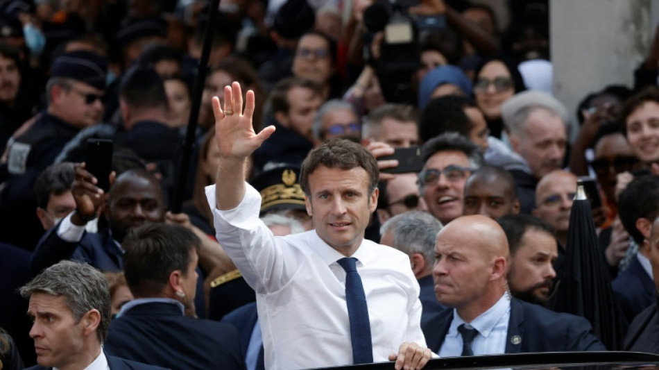 Sur un marché populaire, Macron affiche son ambition sociale 