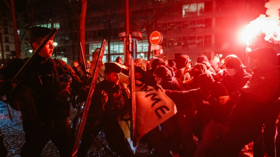 Milhares protestam em Paris contra evento em apoio a Israel
