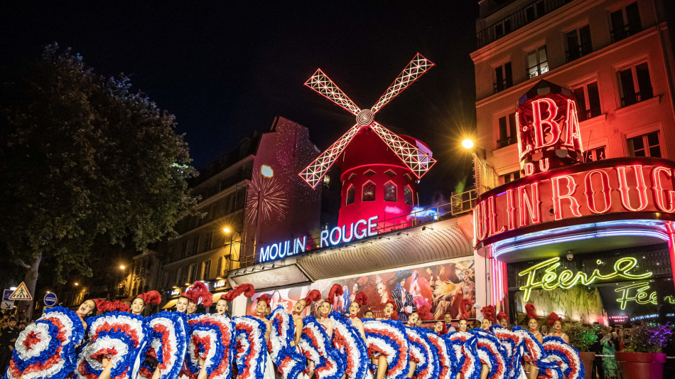 A Parigi tornano le pale del Moulin Rouge, festa in strada