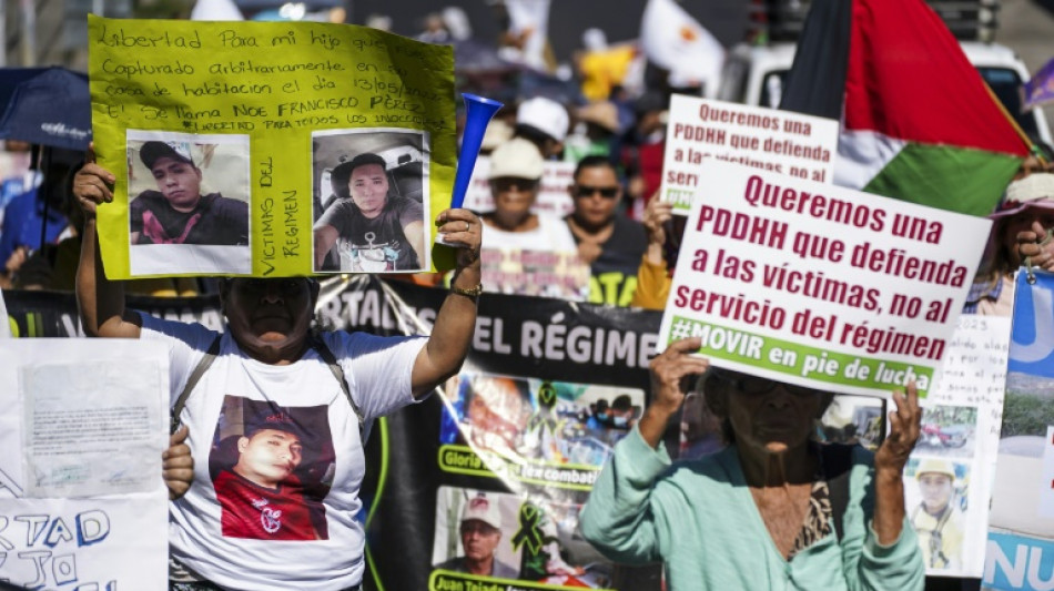 Salvadorenhos pedem liberdade para familiares presos pelo regime de exceção