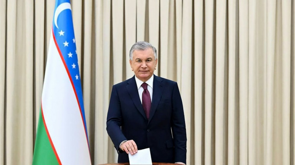 Presidente Mirziyoyev é reeleito com ampla maioria no Uzbequistão