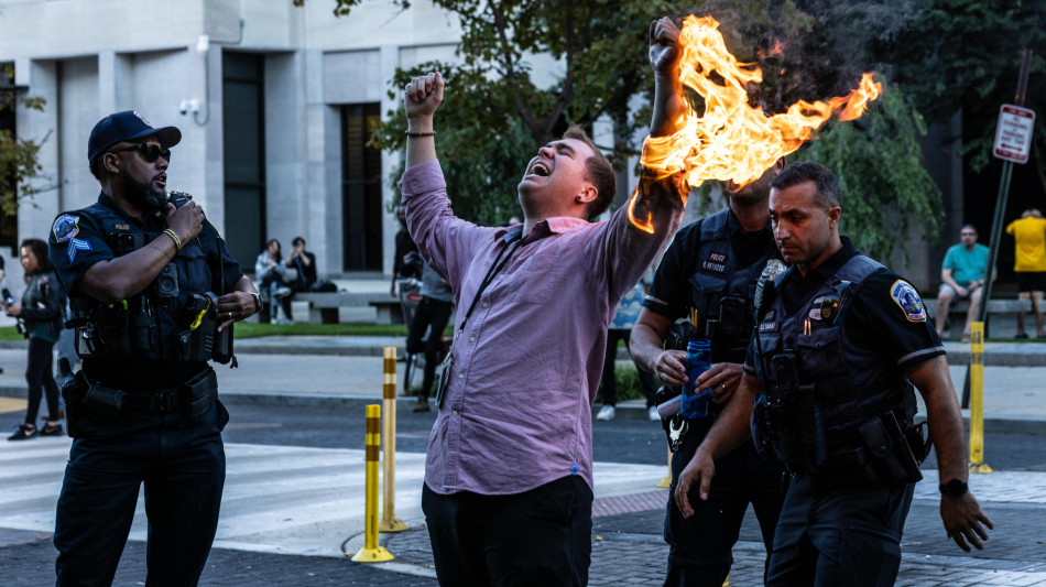 Protesta pro-Palestina a Washington, uomo cerca di darsi fuoco