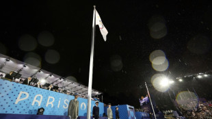 Bandeira olímpica é hasteada em frente à Torre Eiffel 