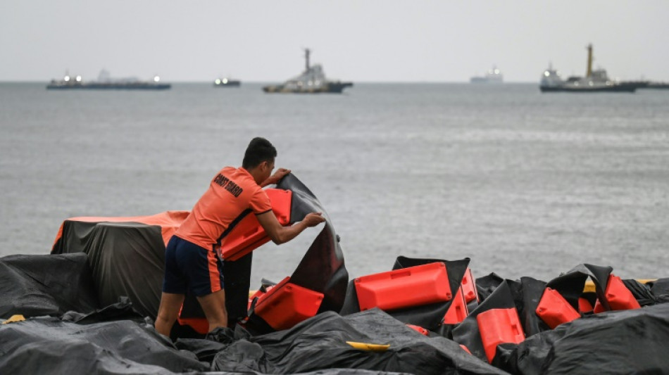 Philippines to deploy floating barriers to contain oil spill 