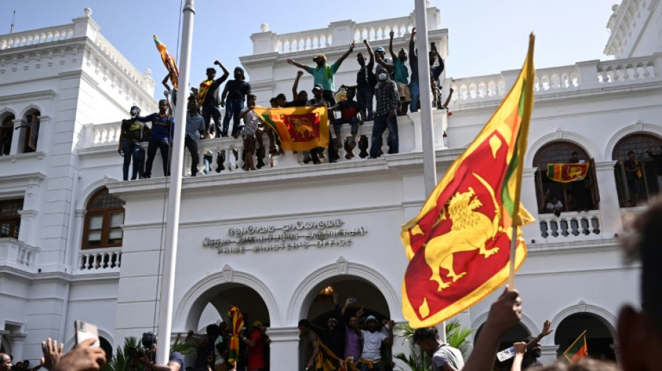 Sri Lankas Präsident flieht nach Singapur - Demonstranten räumen besetzte Gebäude