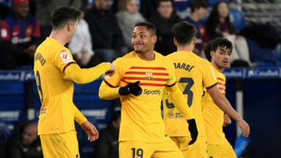 Vitor Roque marca, é expulso e Barcelona vence Alavés no Espanhol