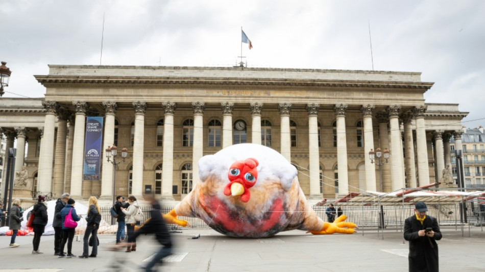 Contre l'élevage intensif, L214 déploie des poulets martyrs géants dans Paris