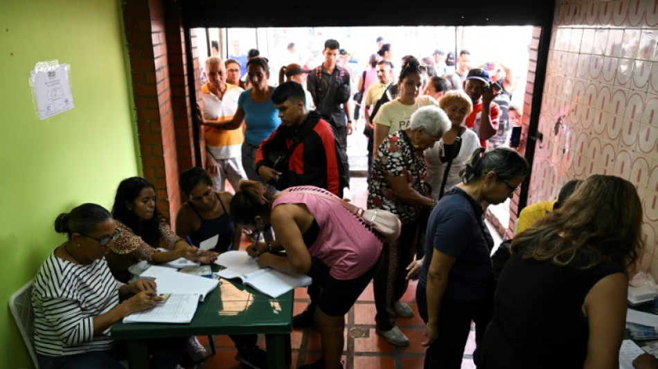 Voluntários de reduto chavista emprestam suas casas para primárias da oposição