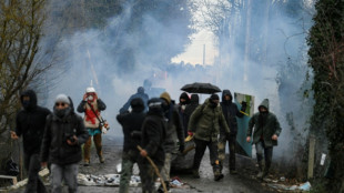 A69: usage massif de gaz lacrymogènes près d'un camp d'opposants