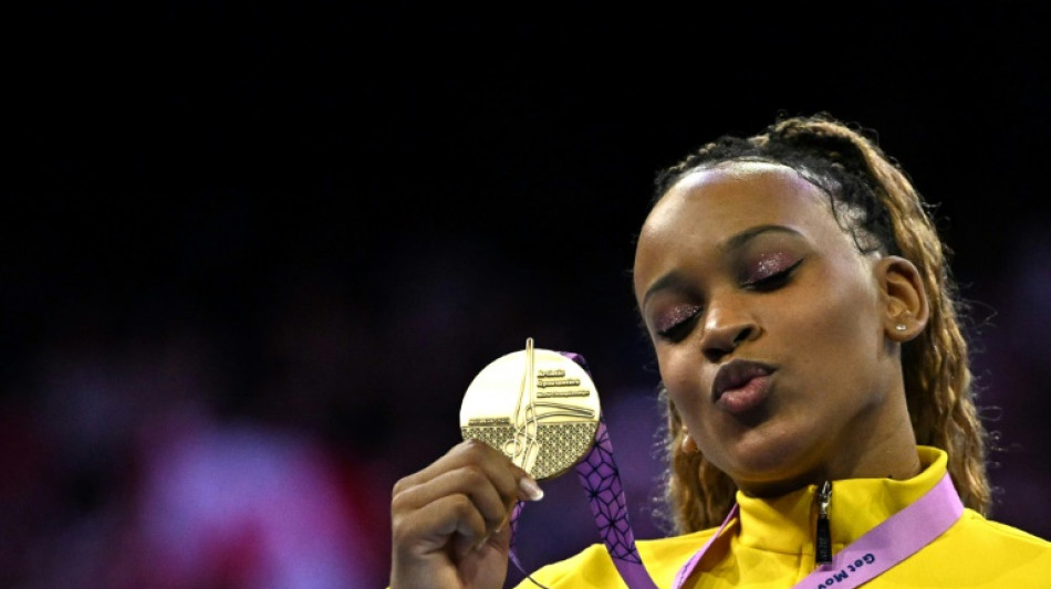 Rebeca Andrade supera Simone Biles e é campeã mundial do salto