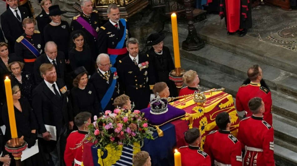 Le roi d'Espagne et son père côte à côte aux funérailles d'Elizabeth II