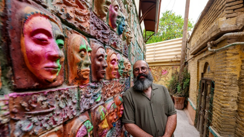 Un artista convierte un barrio abandonado de Irán en un centro cultural