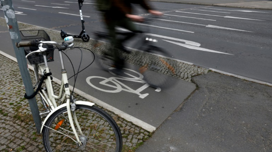 Betrunkener Jugendlicher tritt Seniorinnen in Wolfsburg vom Fahrrad