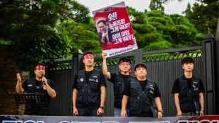 South Korea union pickets outside Samsung chairman's house