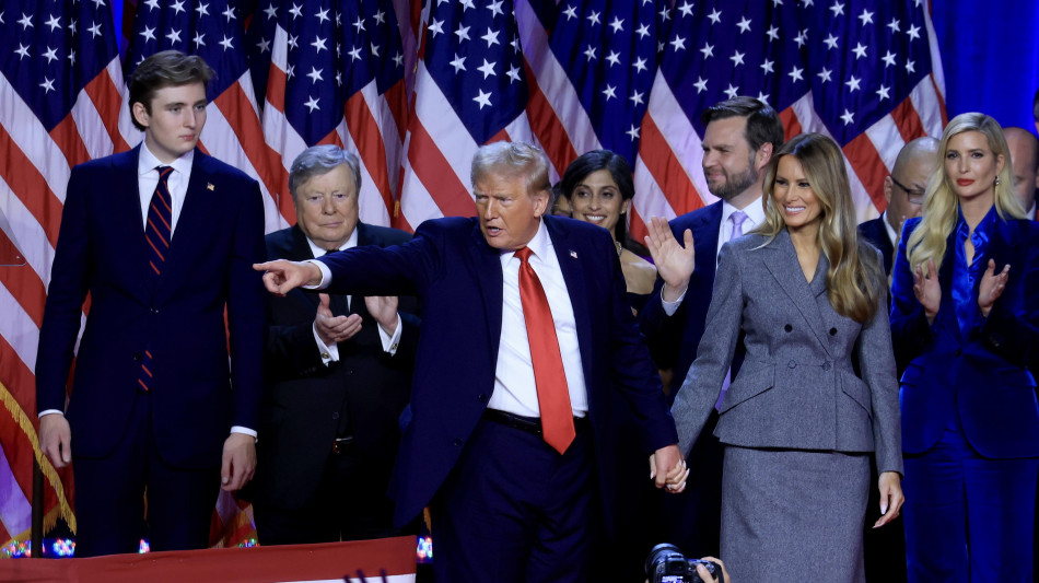 Primo look di Melania dopo la vittoria, tailleur grigio minimal