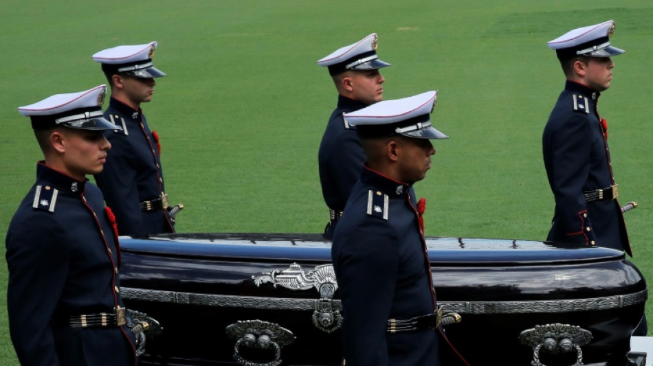 Restos de Pelé llegan al cementerio tras multitudinario homenaje en Santos