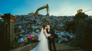 A Taïwan, une photo de mariage devant des ordures pour dénoncer la pollution