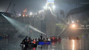 Mehr als 130 Tote bei Einsturz von Fußgängerbrücke im Westen Indiens