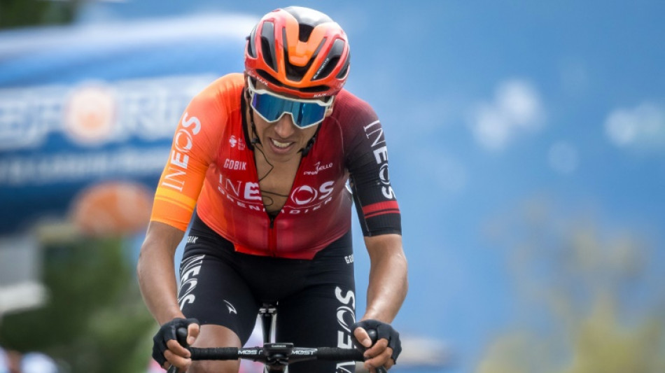 Colombiano Bernal, campeón del Tour de France-2019, baja en París por decisión de Ineos