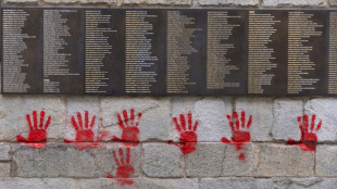 Três búlgaros presos por pintar mãos vermelhas no museu Shoah em Paris