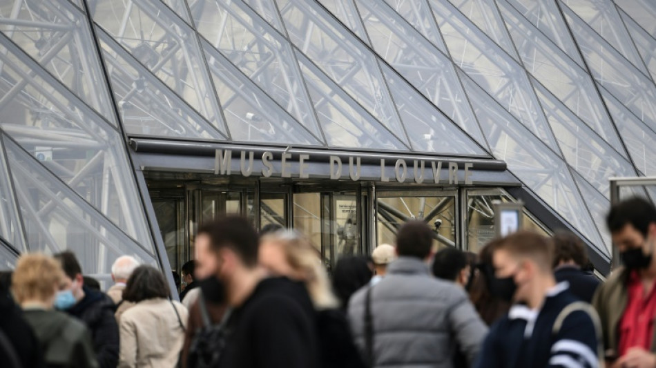 Louvre fecha por 'razões de segurança' ante temor de atentado