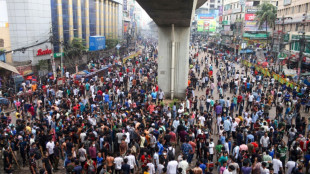 Manifestantes en Bangladés incendian edificios gubernamentales